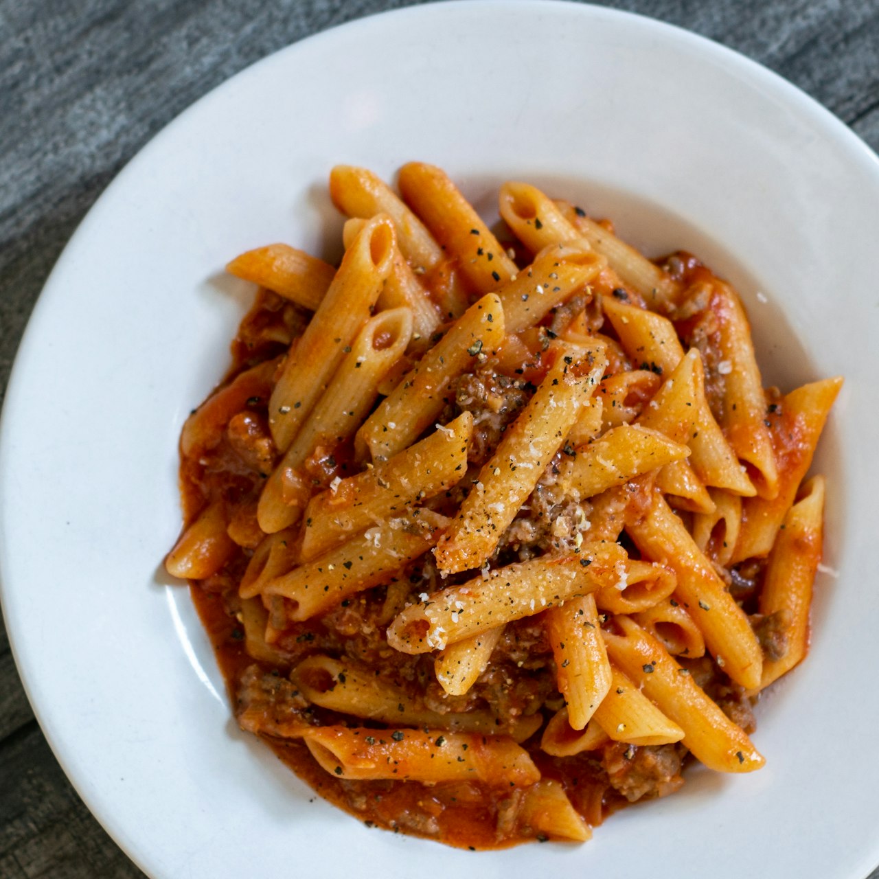 Pasta al pesto casero: albahaca de feria, técnica de restaurante
