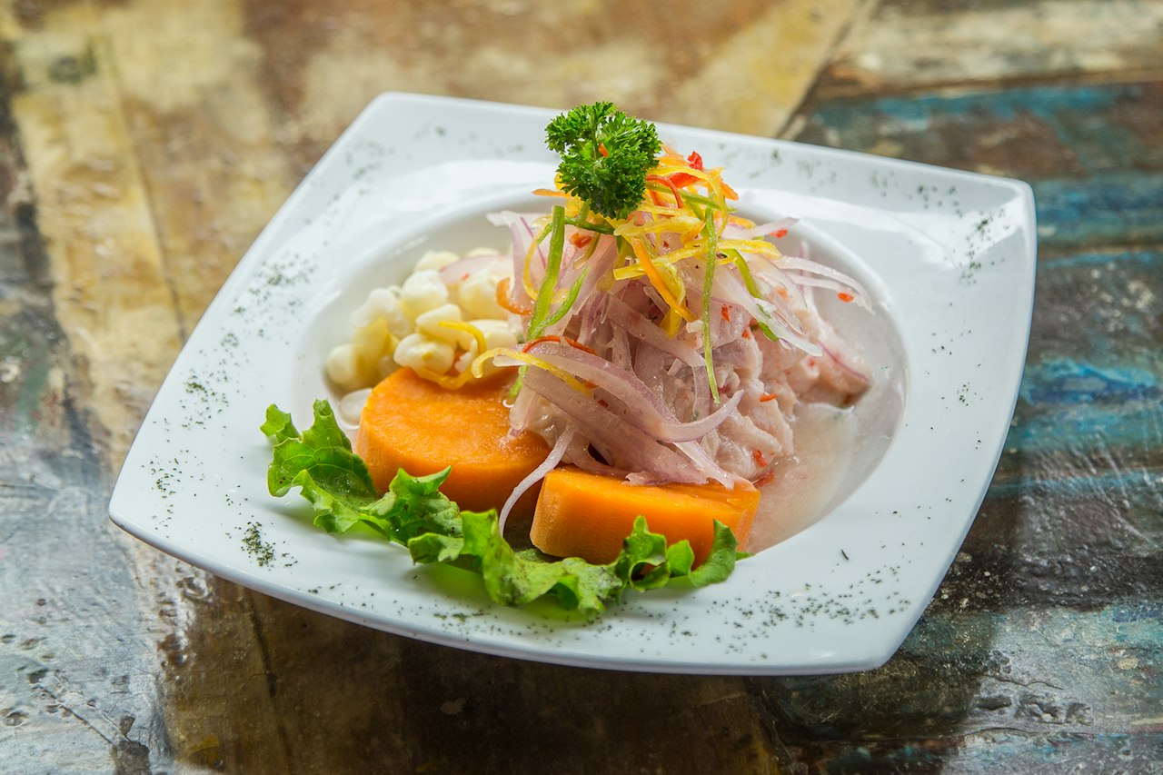Ceviche casero de corvina (o reineta): limón, cebolla fina y respeto al pescado