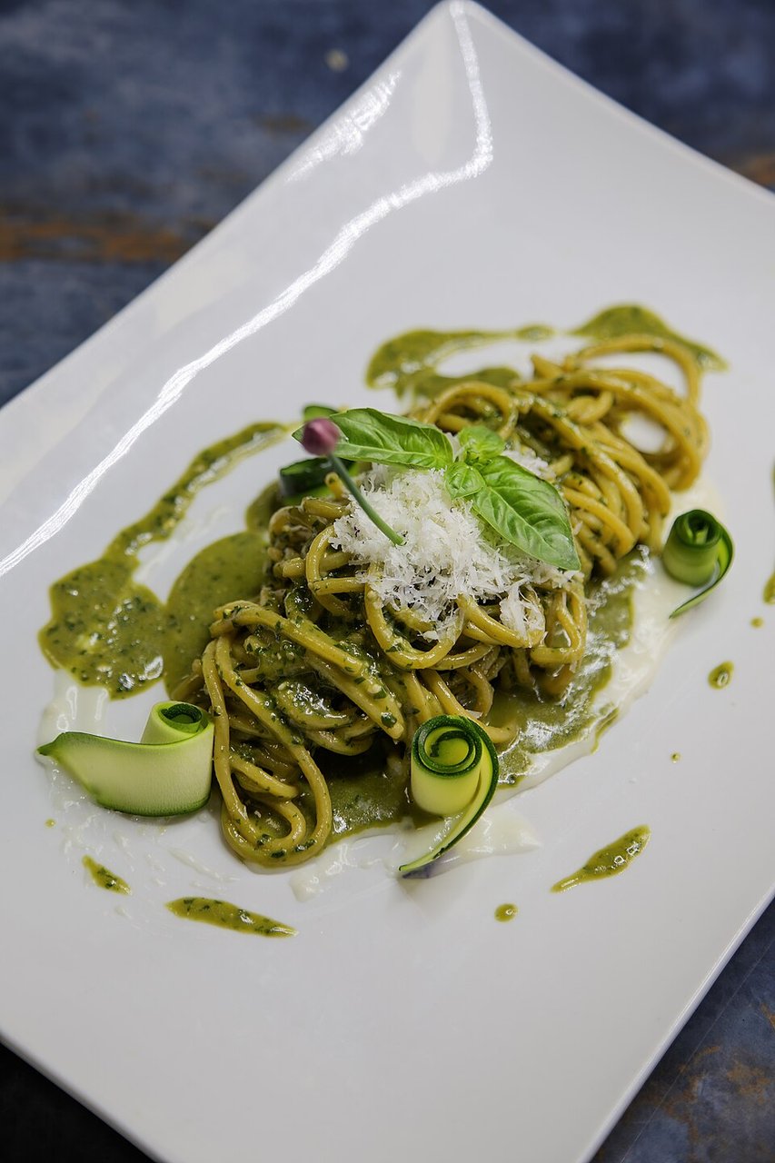 Pasta al pesto casero: albahaca, ajo, aceite. (CC BY-SA 4.0)