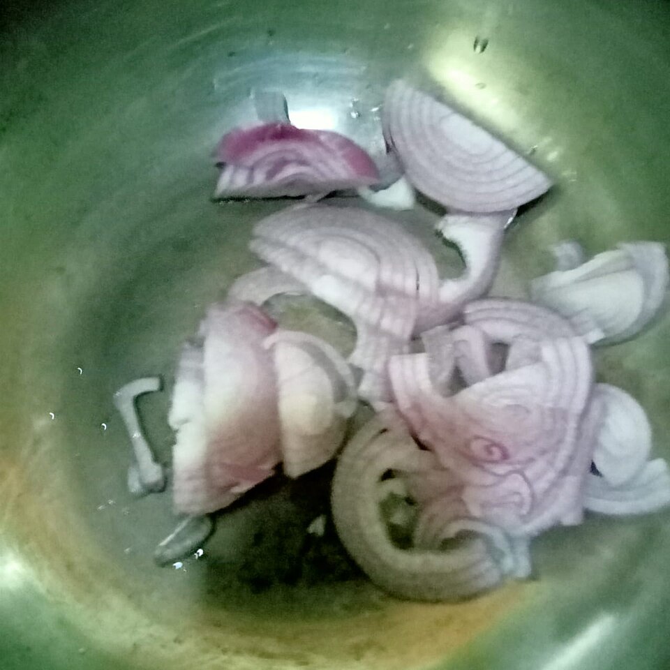Sofrito de cebolla y ajo: la base chilena