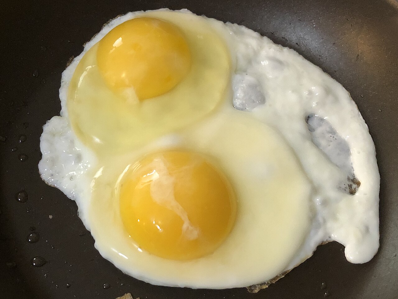 Huevos a la plancha: yema y punto