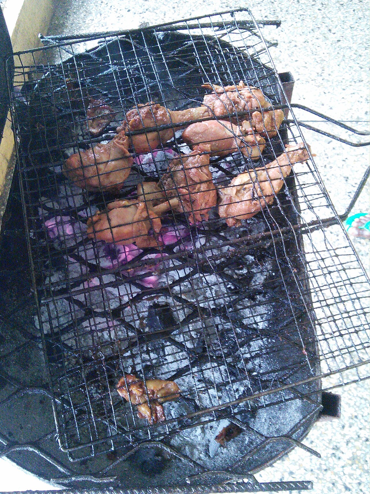 Parrilla a carbón con carne