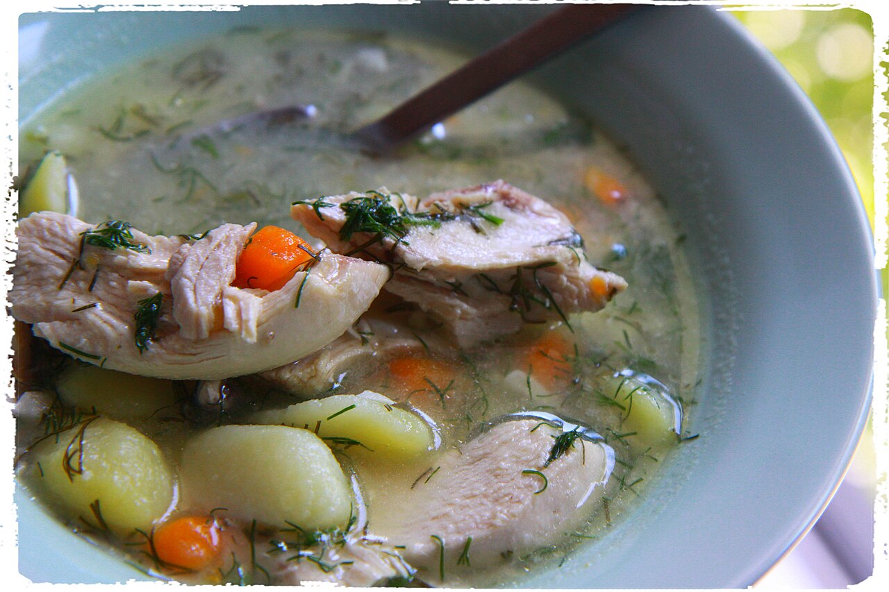 Caldo de pollo en olla